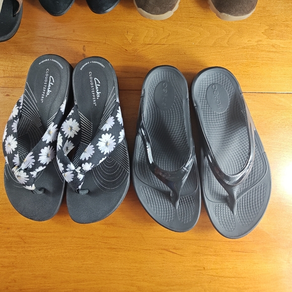 2 Pairs bundles OOFOS Oolala Luxe Latte Recovery & Clarks Cloudsteppers Sandals - Picture 1 of 16
